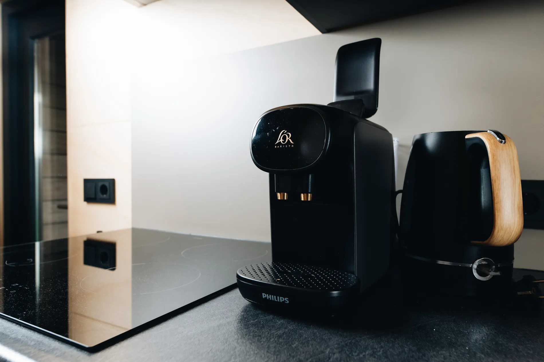 Koffiezetapparaat en waterkoker op het aanrechtblad in de Ecolodge.